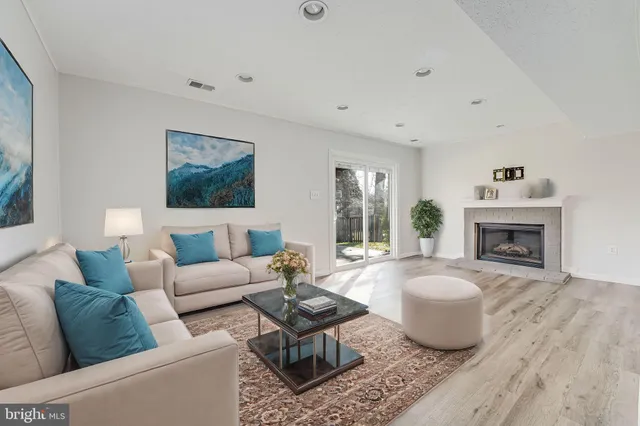 $4,100 | 4512 Lantern Place, Alexandria, VA 22306