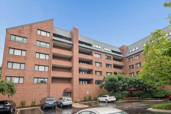 $749,900 | 101 Summit Avenue, Unit 512, Park Ridge, IL 60068