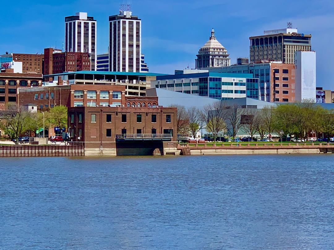 a view of building with yard and entertaining space