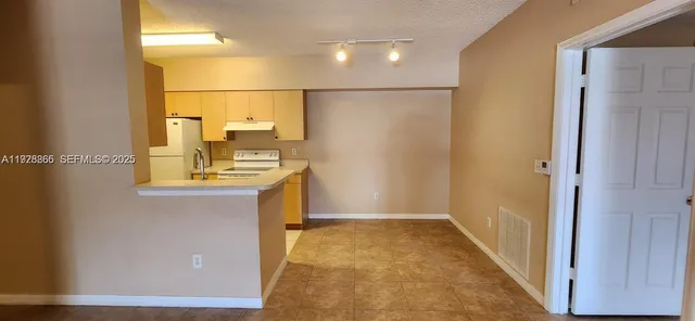 $2,000 | 10312 Fox Trail Road South, Unit 1004, Royal Palm Beach, FL 33411