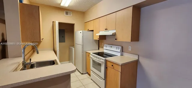 $2,000 | 10312 Fox Trail Road South, Unit 1004, Royal Palm Beach, FL 33411