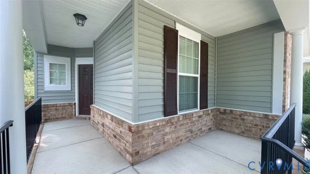 a view of backyard of the house