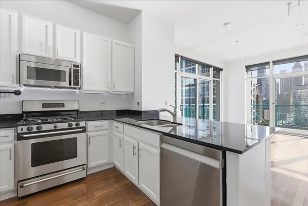 $4,000 | 340 West Superior Street, Unit 1601, Chicago, IL 60654