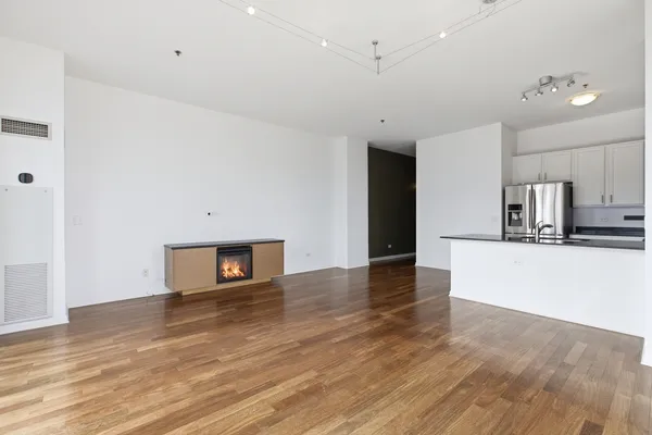$4,000 | 340 West Superior Street, Unit 1601, Chicago, IL 60654
