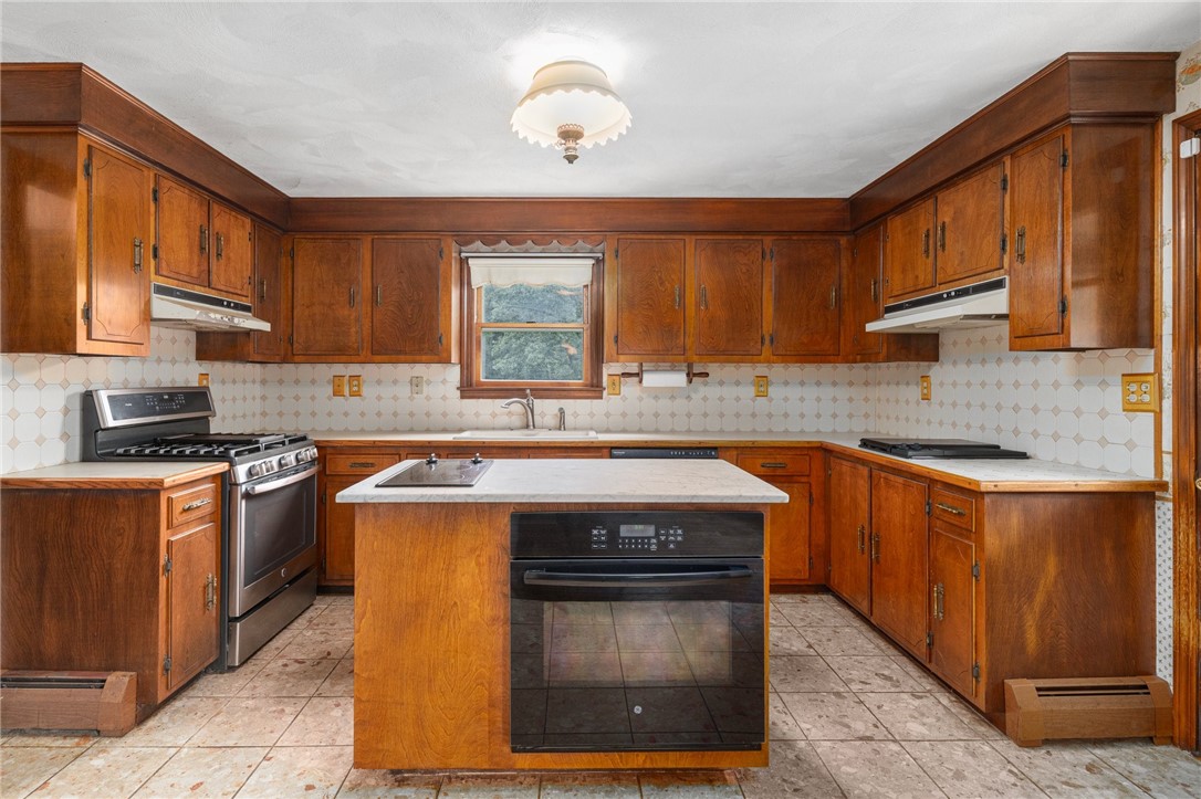 1715 Hill Road Burrillville, RI 02830 - Photo 3 of 37