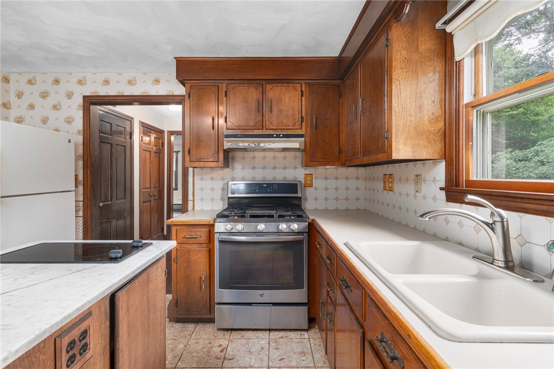 1715 Hill Road Burrillville, RI 02830 - Photo 5 of 37