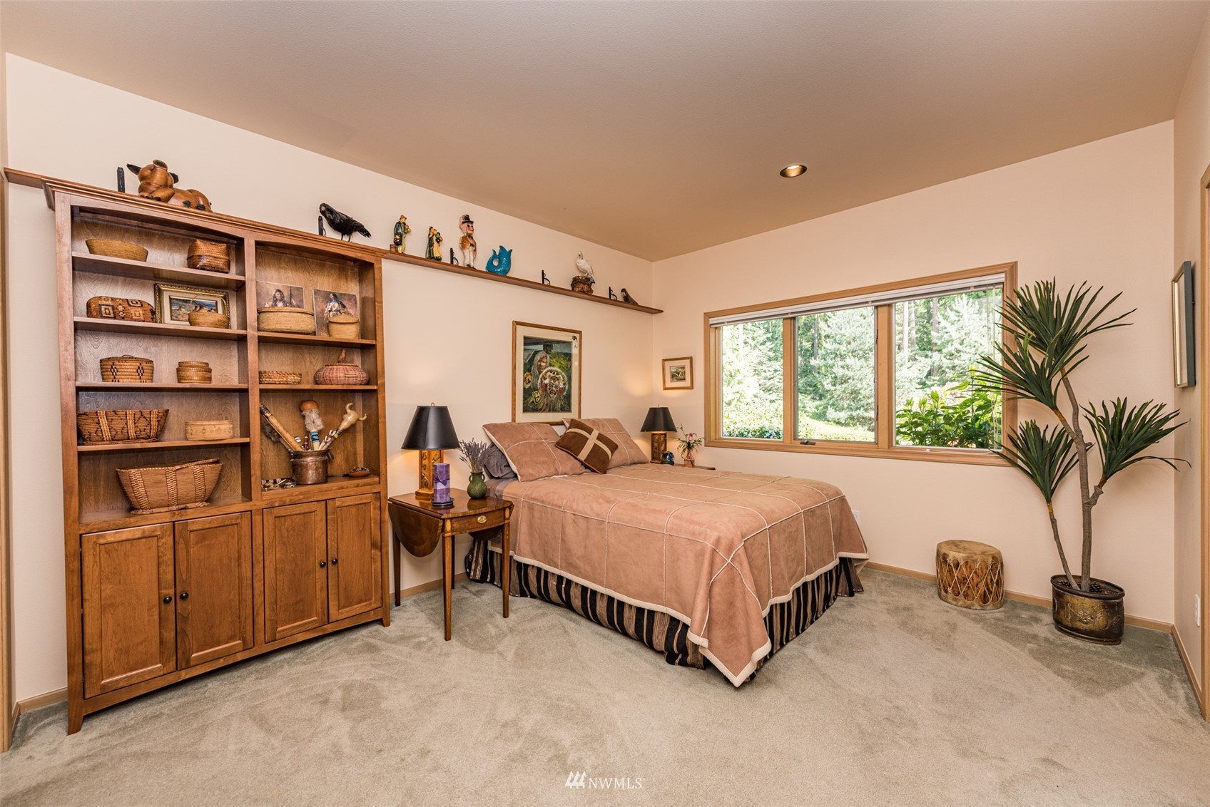 4949 Woodcock Road Sequim, WA 98382 - Photo 21 of 40 a bed room with a bed and a book shelf