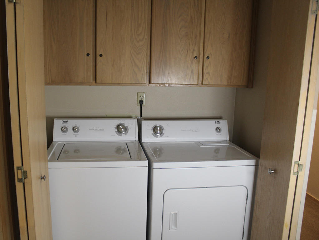 57376-25d1 Beaver Ridge Loop Sunriver, OR 97707 - Photo 9 of 18 a utility room with dryer and washer