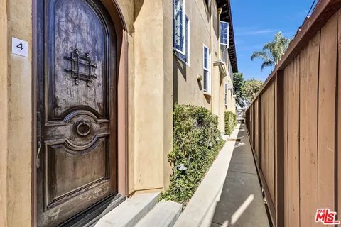 $5,950 | 3833 Huron Avenue, Unit 4, Culver City, CA 90232