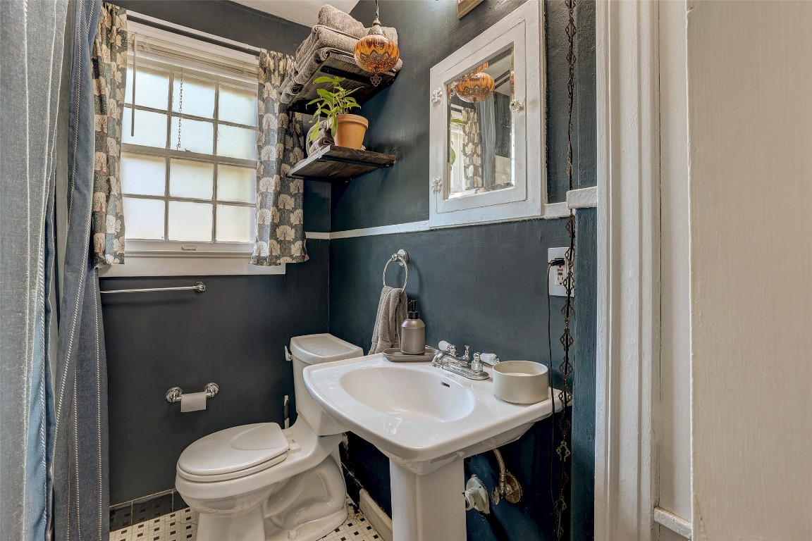 809 East 44th Street Austin, TX 78751 - Photo 18 of 40 Bathroom featuring toilet and baseboards