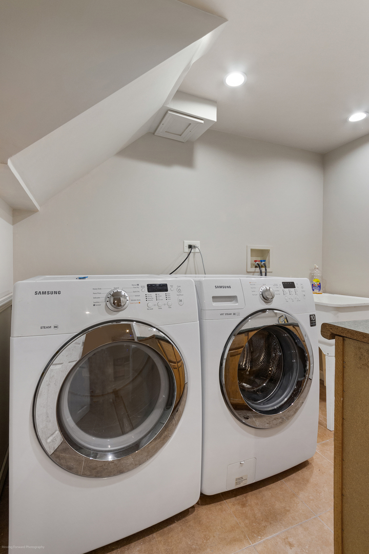 244 North Jackson Road Clarendon Hills, IL 60514 - Photo 23 of 26 a utility room with dryer and washer