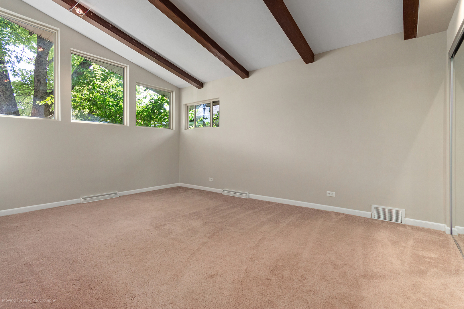 244 North Jackson Road Clarendon Hills, IL 60514 - Photo 9 of 26 an empty room with a window