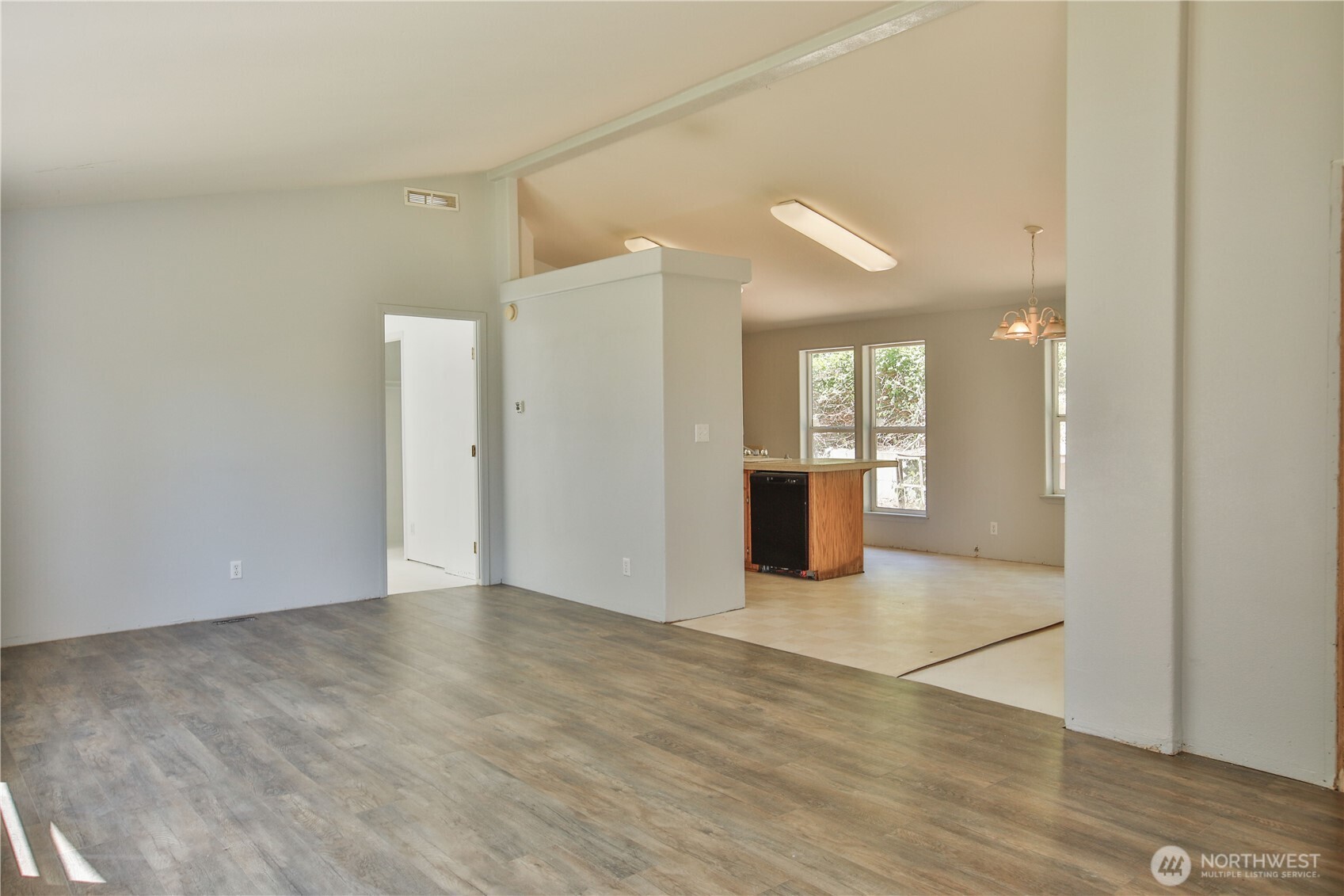 4717 Hansen Drive Clinton, WA 98236 - Photo 3 of 24
