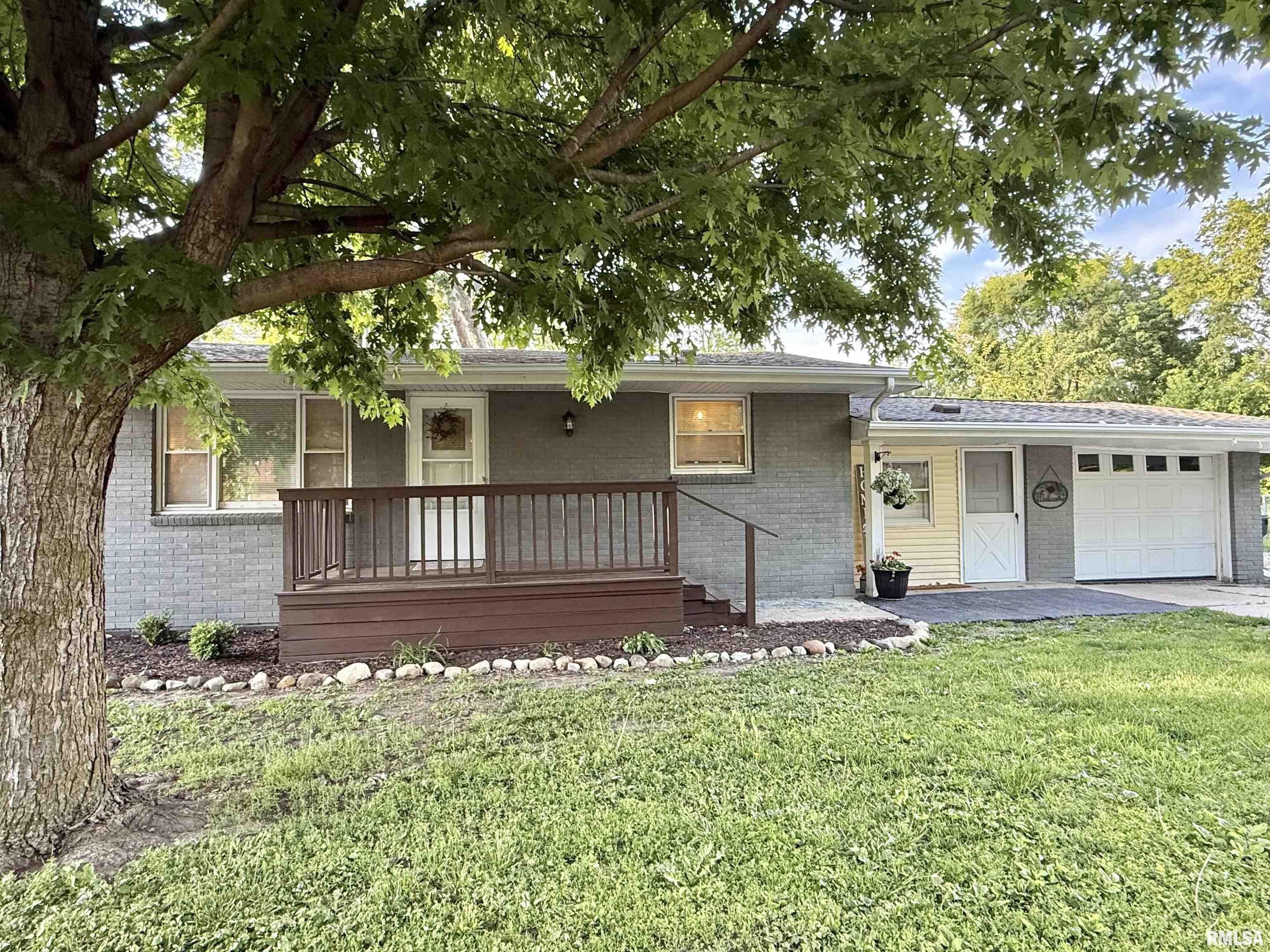 1035 East Myrtle Street Canton, IL 61520 - Photo 1 of 25