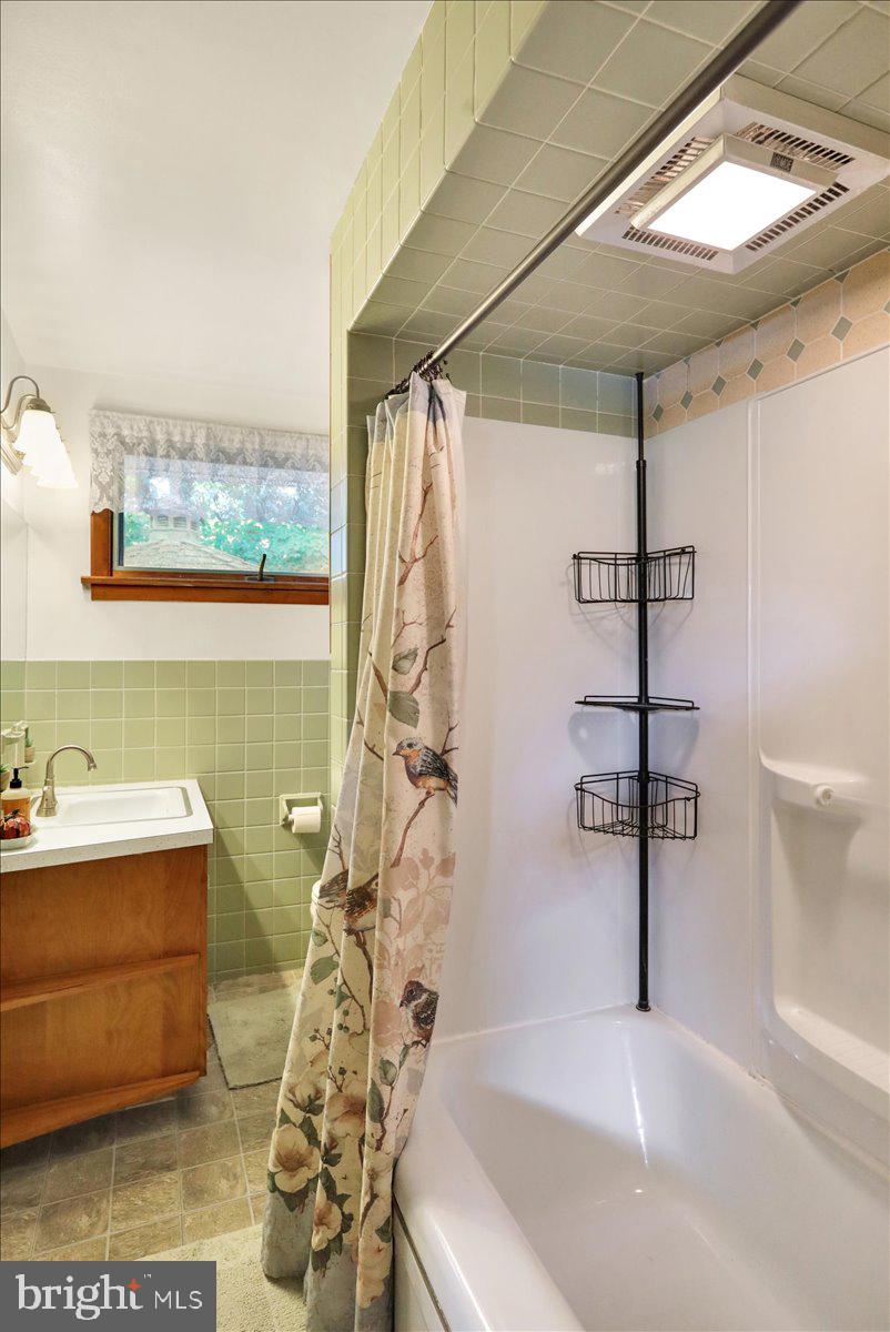 518 Spring Valley Road Reading, PA 19604 - Photo 25 of 49 a bathroom with a bathtub and shower