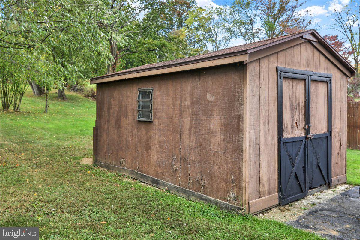 518 Spring Valley Road Reading, PA 19604 - Photo 40 of 49 a backyard of a house with lots of green space