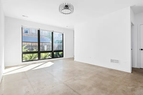 $4,500 | 6605 West North Avenue, Unit 66052, Oak Park, IL 60302