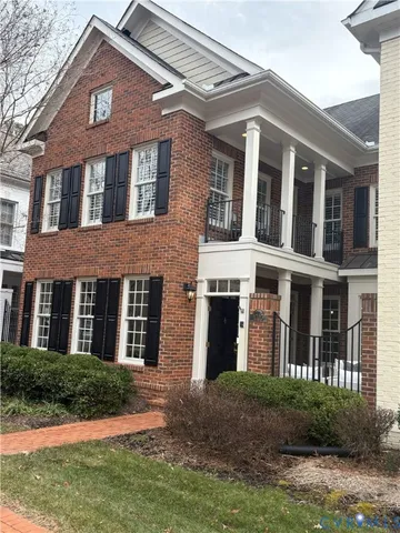 a brick building that has a lots of windows in it