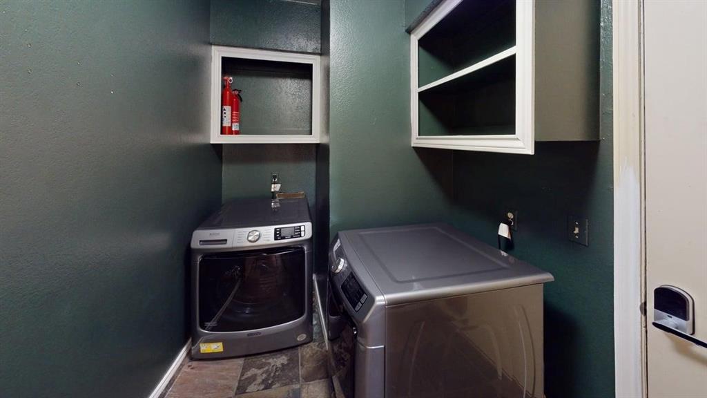 1535 Raleigh Drive Carrollton, TX 75007 - Photo 11 of 24 Spacious living area featuring a vaulted ceiling and a ceiling fan