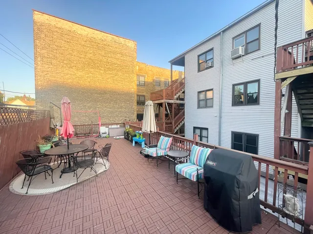 $585,000 | 2810 West Logan Boulevard, Unit 3W, Chicago, IL 60647