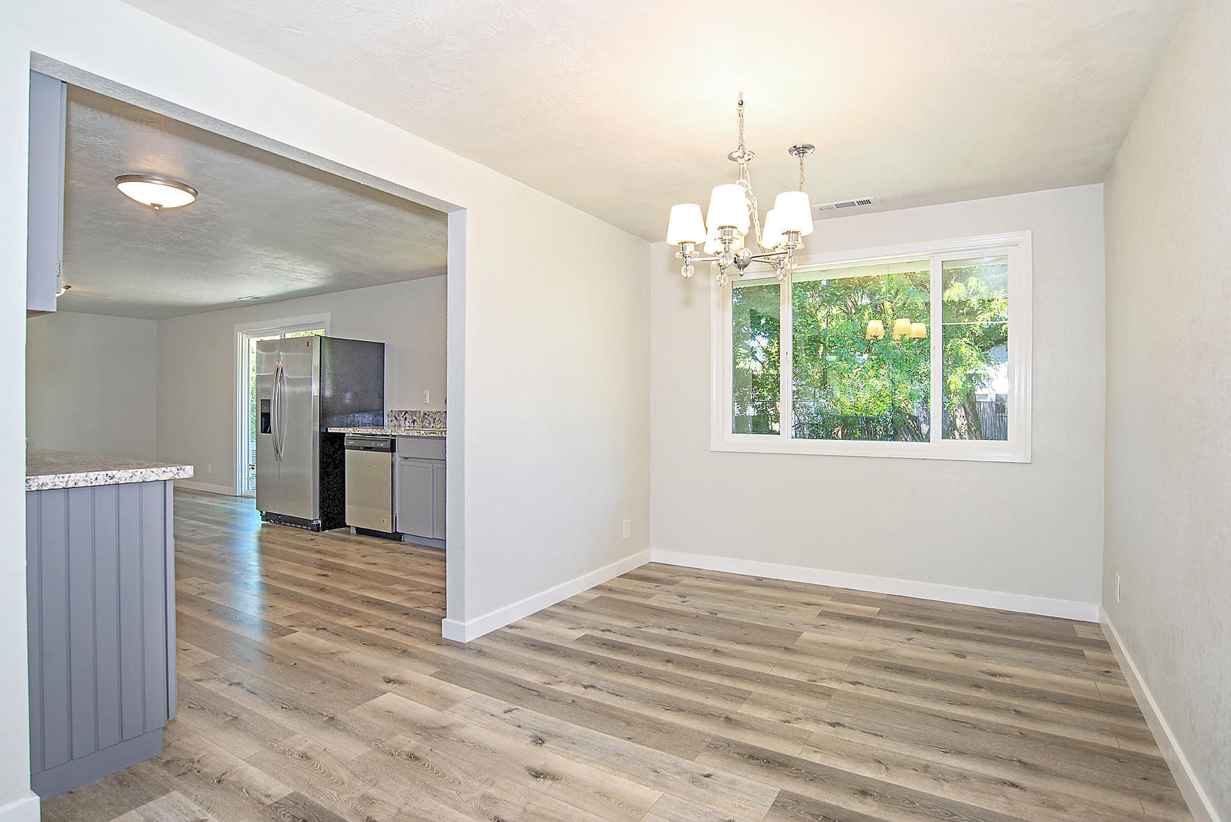 112 Vincent Avenue Central Point, OR 97502 - Photo 12 of 29 Dining Facing Kitchen
