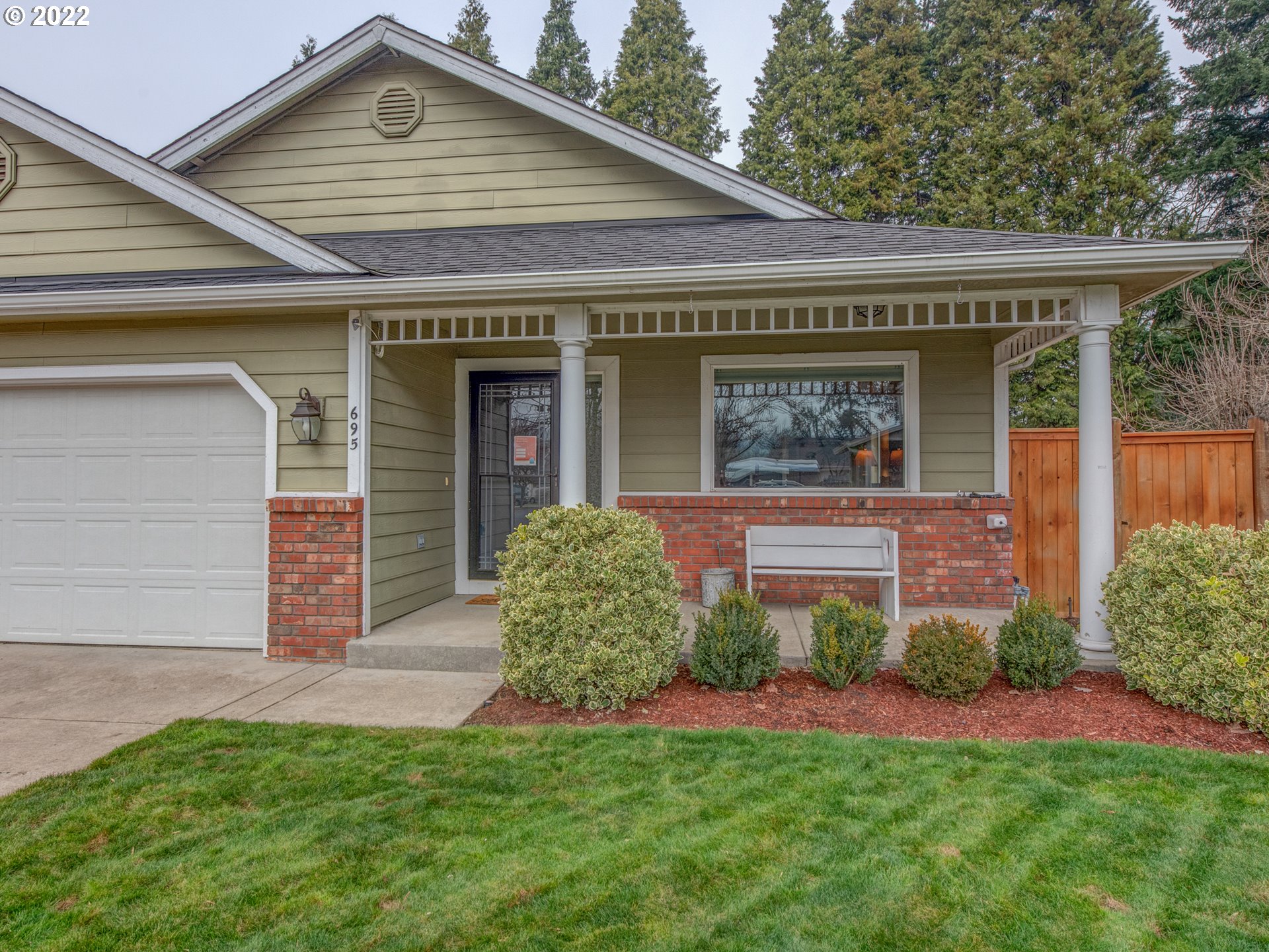 695 62nd Street Springfield, OR 97478 - Photo 4 of 30 front view of a house with a yard