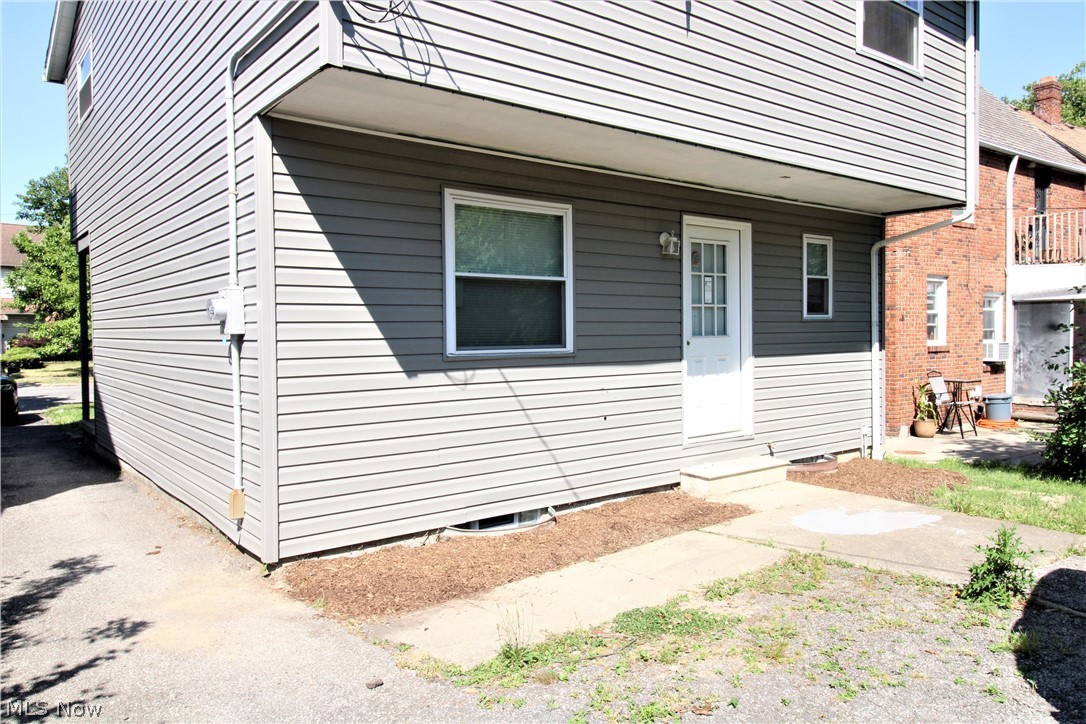 3055 Ashwood Road Cleveland, OH 44120 - Photo 3 of 24 Gallery Image 3