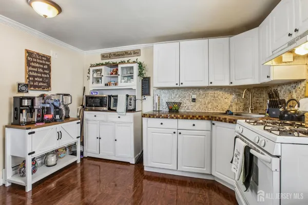 $525,000 | 208 Gordon Street, Perth Amboy, NJ 08861
