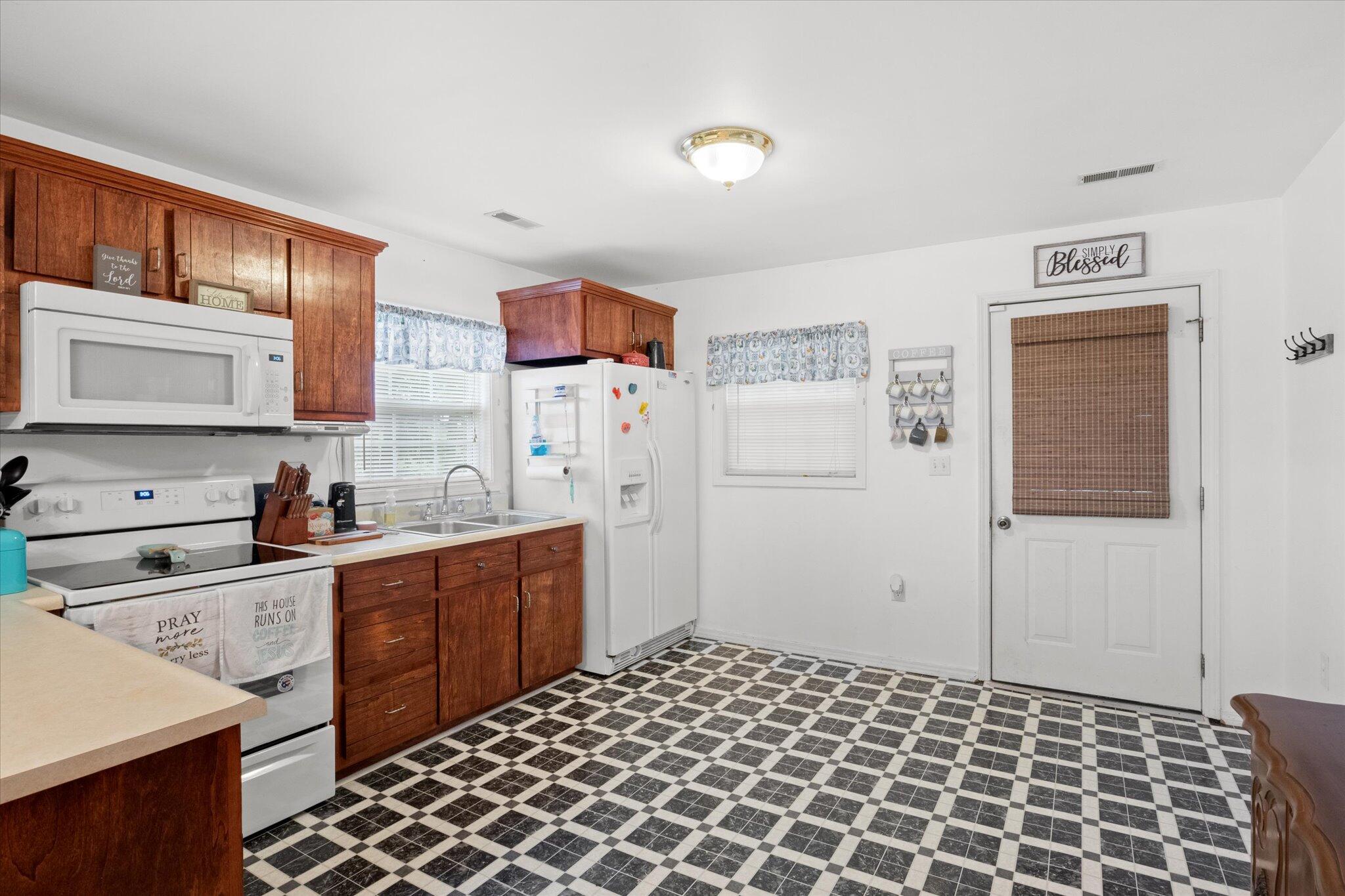 1673 Richmond Road North Berea, KY 40403 - Photo 8 of 21 10-MG_8378