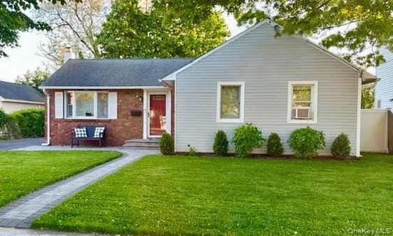 $650,000 | 10 Nehring Avenue, Babylon, NY 11702