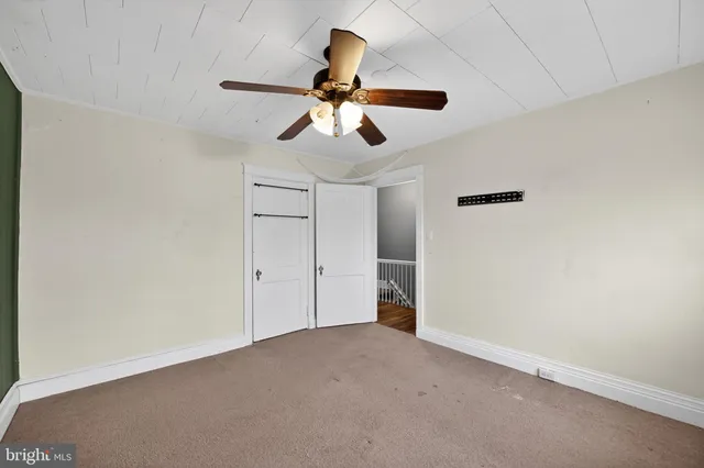 a view of empty room with ceiling fan