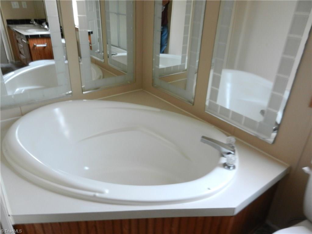 231 Beaver Farm Road Lexington, NC 27295 - Photo 6 of 15 Garden Tub