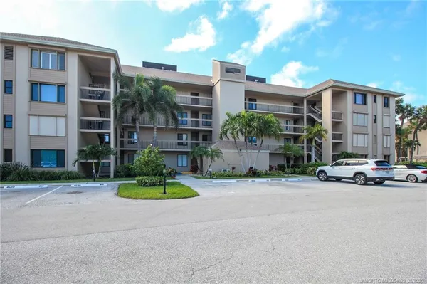 $2,200 | 4620 Northeast Sandpebble Trace, Unit 104, Jensen Beach, FL 34957