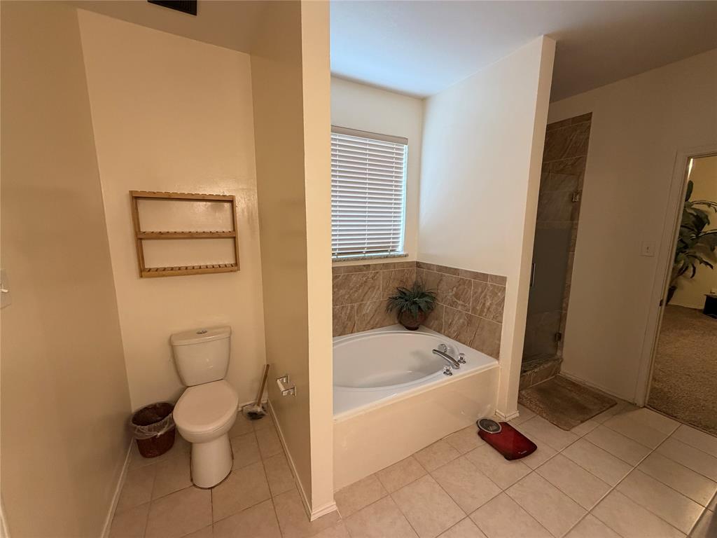 2531 Quail Ridge Road Melissa, TX 75454 - Photo 11 of 29 a bathroom with a toilet and a bathtub