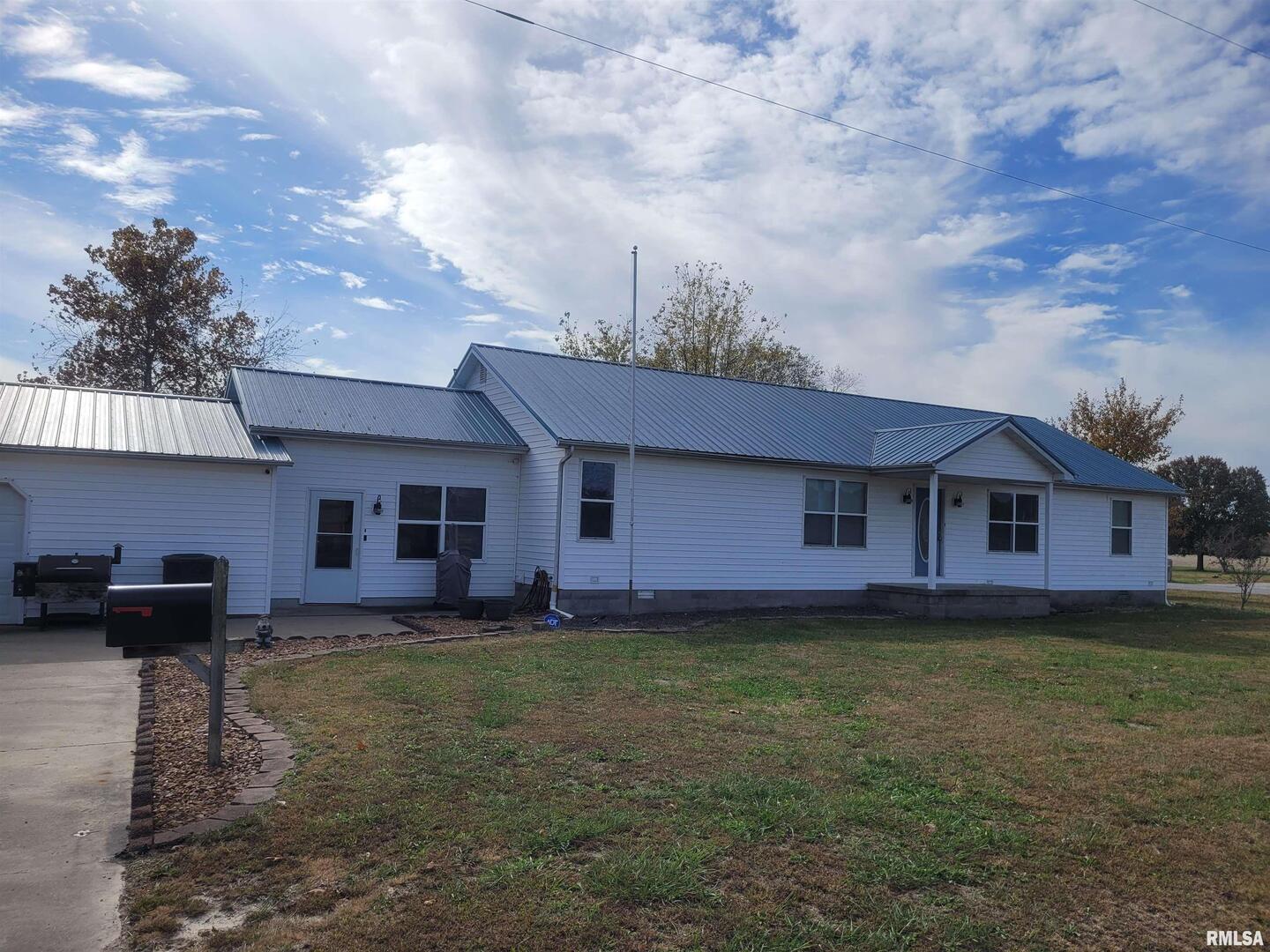 103 East Highline Road Woodlawn, IL 62898 - Photo 4 of 36 a house view with a garden space