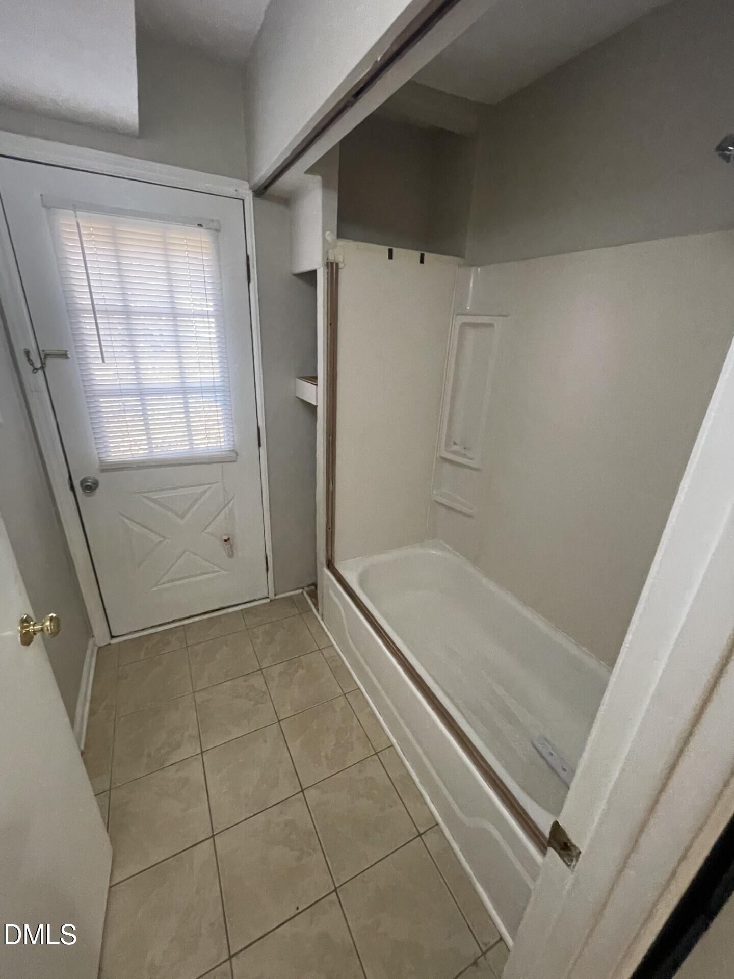 8920 Taymouth Court Raleigh, NC 27613 - Photo 9 of 20 a bathroom with a tub