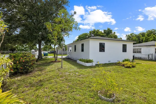 a view of backyard with a garden