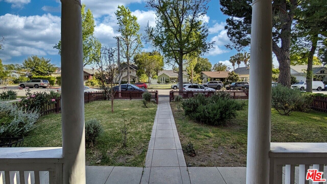 227 East Lemon Avenue Monrovia, CA 91016 - Photo 4 of 27