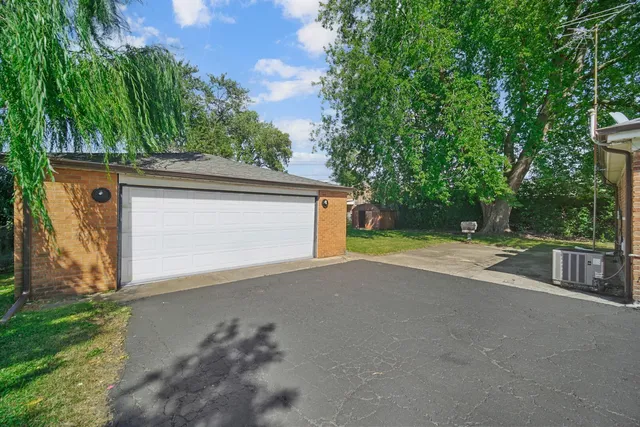 $2,300 | 6404 West 85th Place, Burbank, IL 60459