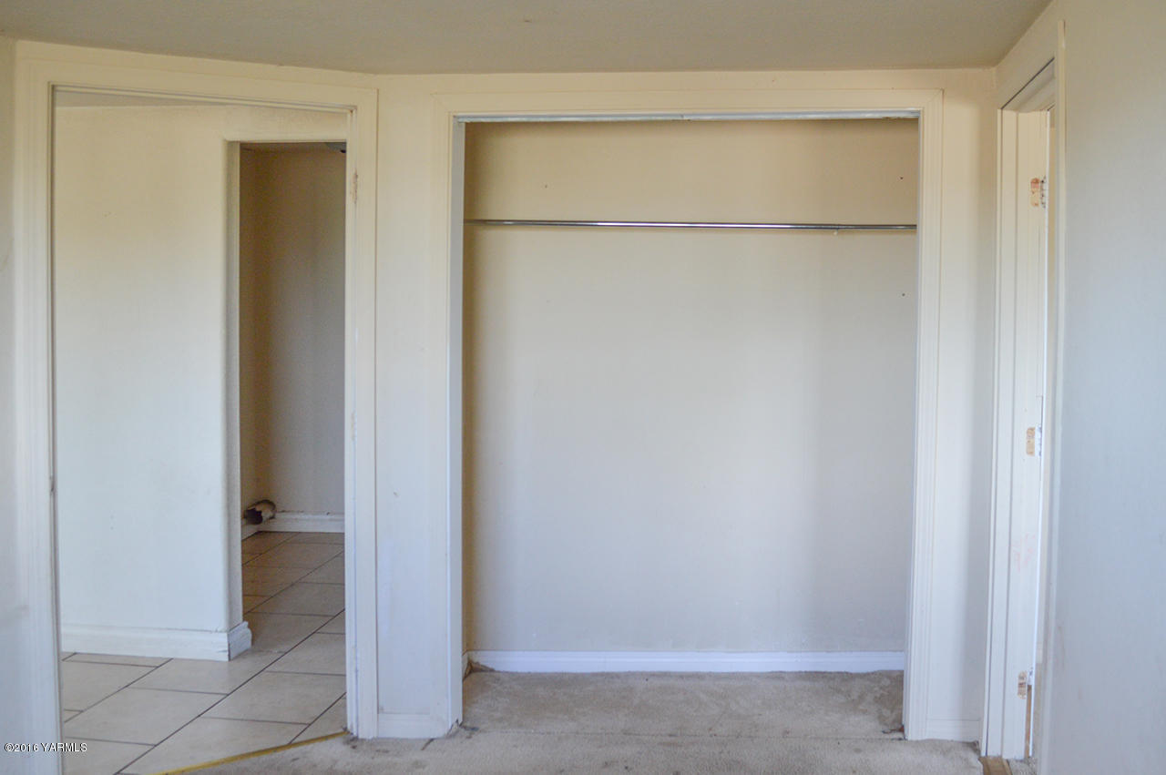 950 East Bonnieview Road Grandview, WA 98930 - Photo 22 of 30 a view of an empty room
