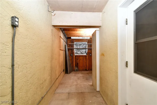 a view of a backyard