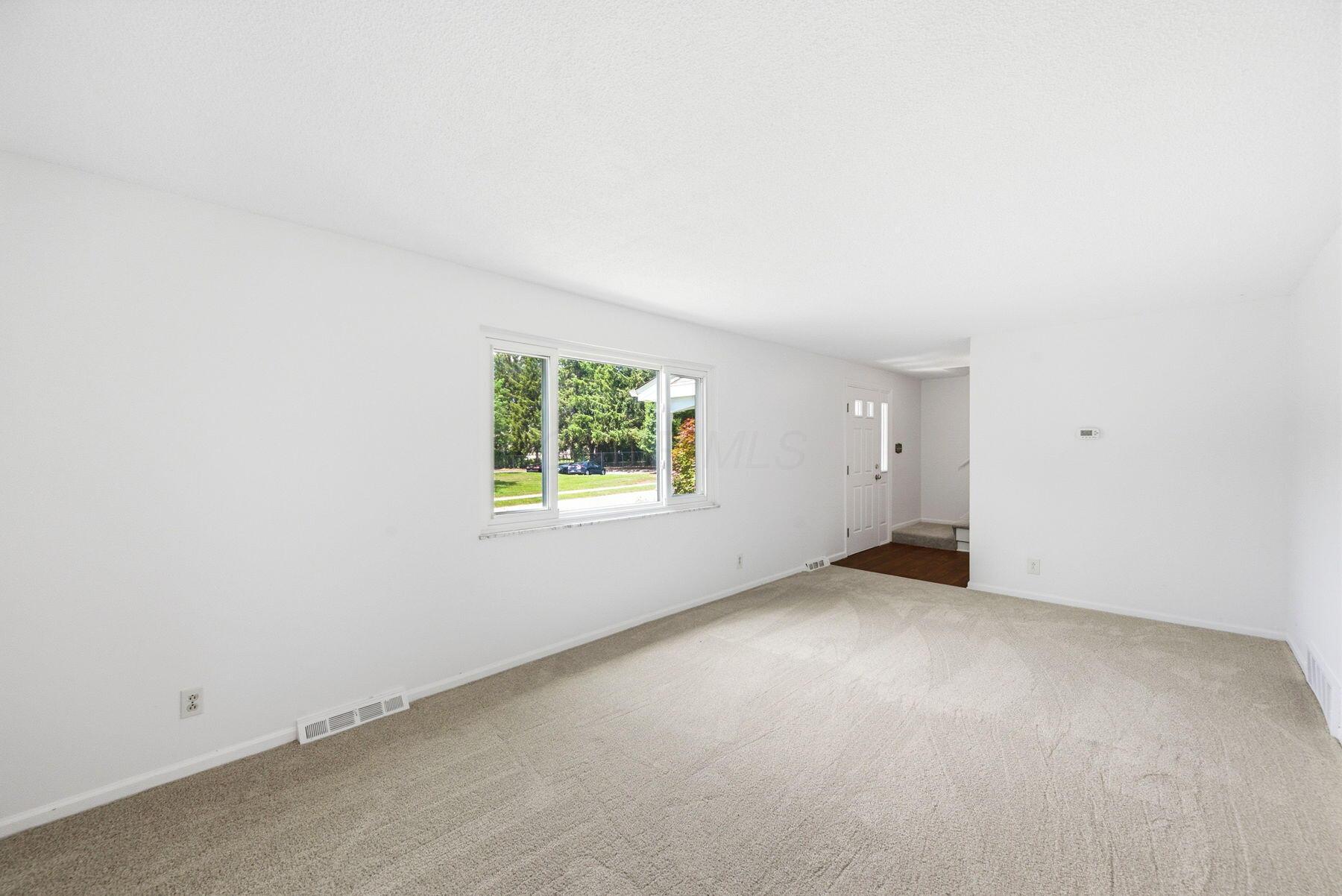 180 Landover Road Columbus, OH 43230 - Photo 19 of 60 living room