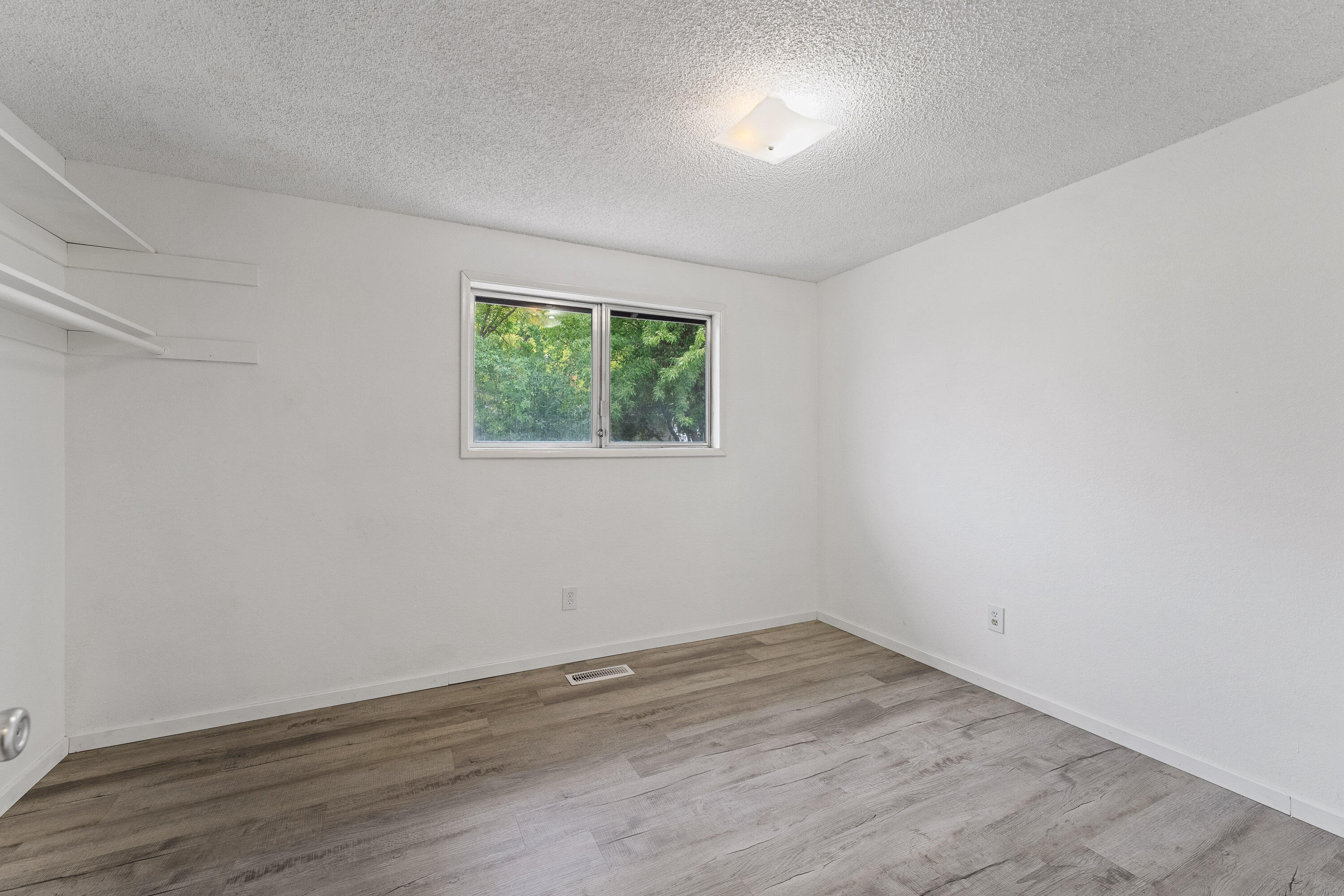 2098 Delta Waters Road Medford, OR 97504 - Photo 16 of 23 INT (10 of 14) (2)