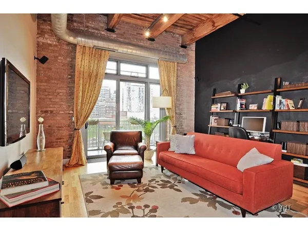$300,000 | 770 West Gladys Avenue, Unit 304, Chicago, IL 60661
