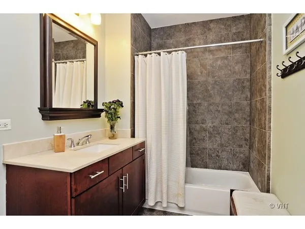 $300,000 | 770 West Gladys Avenue, Unit 304, Chicago, IL 60661