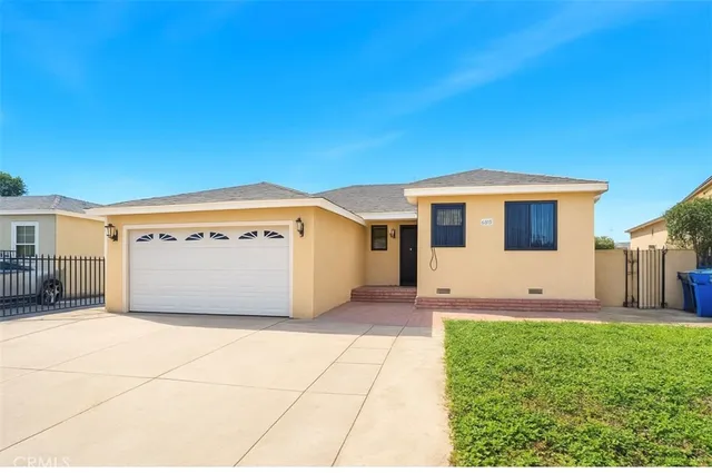 a front view of house with yard