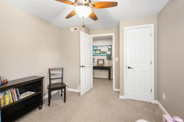 a view of livingroom with furniture and ceiling fan