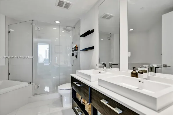 $6,000 | 45 Southwest 9th Street, Unit 2001, Miami, FL 33130