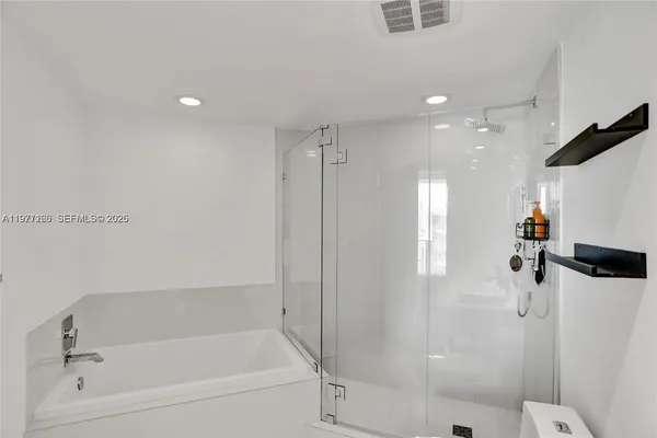 $6,000 | 45 Southwest 9th Street, Unit 2001, Miami, FL 33130