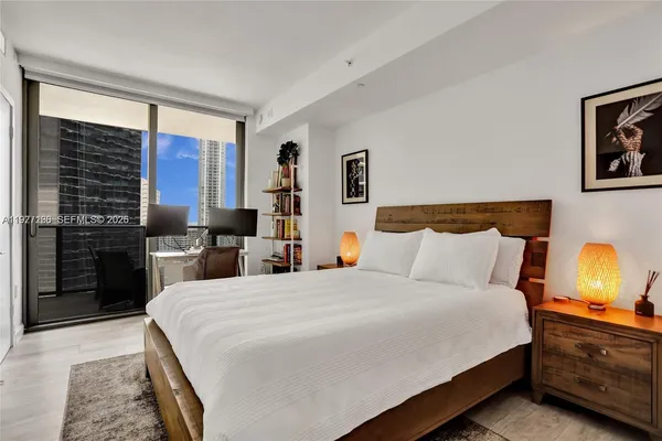 $6,000 | 45 Southwest 9th Street, Unit 2001, Miami, FL 33130